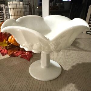Westmoreland Panel Grape White Pedestal Bowl Dish Vintage Scalloped 6 x 7"